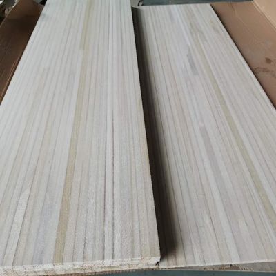 280-300kg/cbm 密度 パロウニア 木材コアボード E0/E1 環境用粘着剤用のコアシート