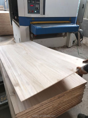 1220x2440mm サイズでプロジェクトソリューションの能力のためのカスタマイズされたパウロwnia 木板